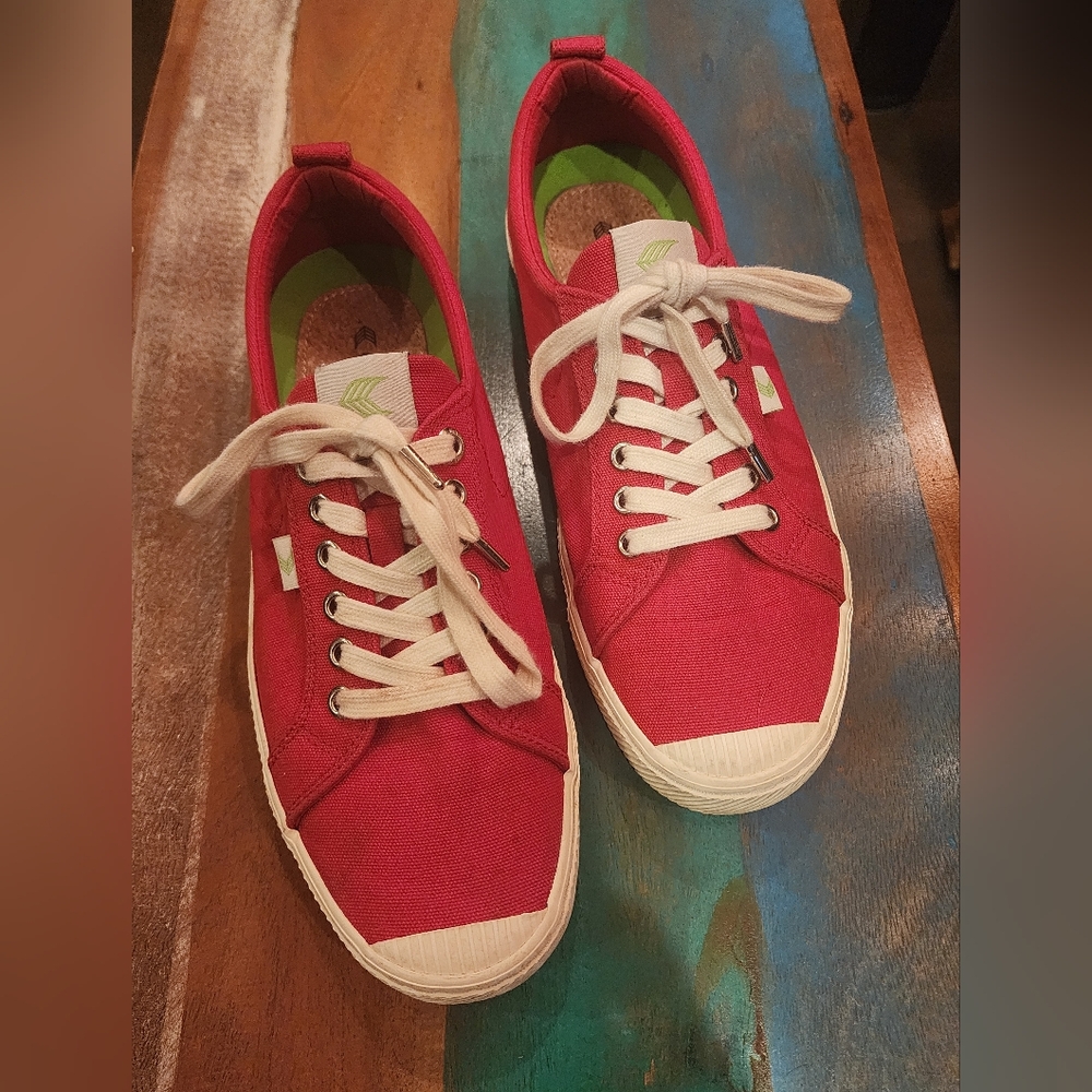 Womens Cariuma OCA Low Canvas Sneaker (Size 11)